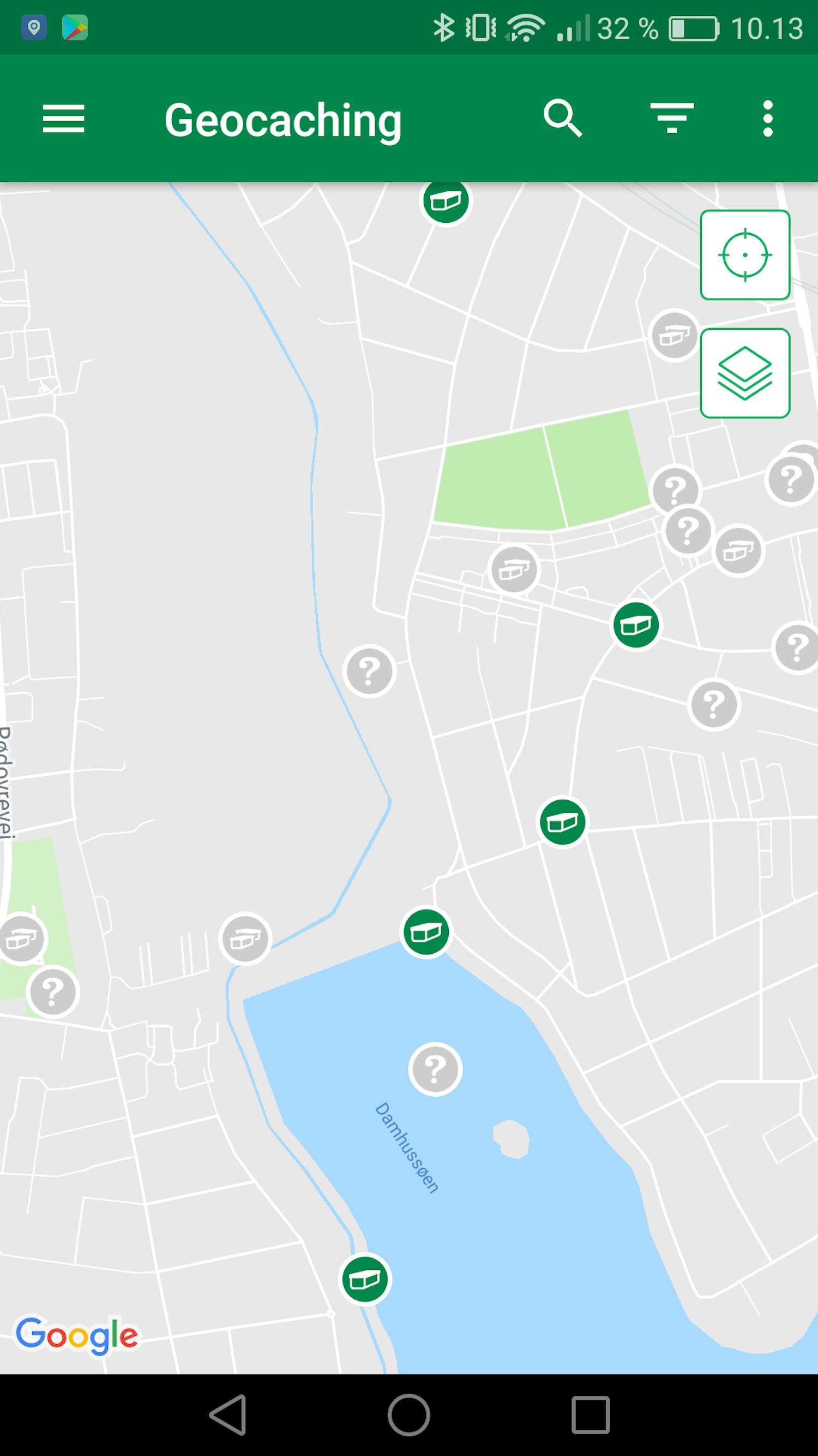 Geocaching: När du har skapat ett konto i appen Geocaching visas en karta över området nära dig. Här ser du var det finns eventuella skatter gömda.